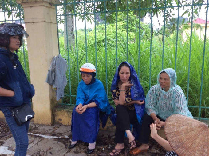 Mặc d&ugrave; trời mưa nhưng c&aacute;c bậc phụ huynh vẫn n&aacute;n lại chờ con em thủ tục xong.