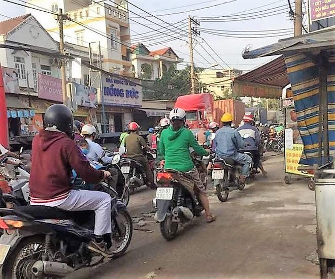 Đường Nguyễn Duy Trinh (Đoạn gần vòng xoay Phú Hửu, Quận 9 - TP HCM) rộng chưa tới 7m nên tai nạn thường xảy ra.