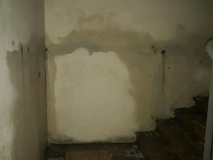 Chân tường bị ngấm nước. Chung cư mới đi vào sử dụng nhưng nhìn nham nhở, bẩn thỉu.