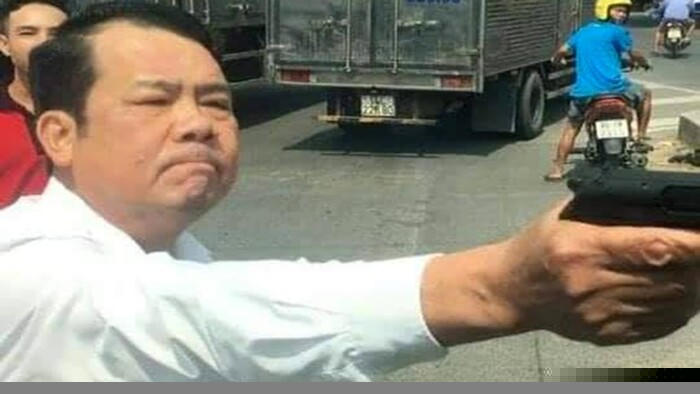 Hình ảnh bị can Sướng cầm súng đe doạ.