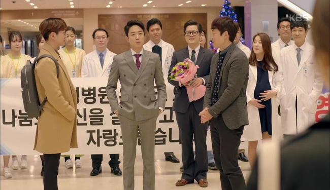 Hậu duệ mặt trời tập 13: Song Hye Kyo giật bắn mình, thảng thốt khi bạn trai bị thương nặng