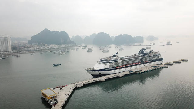 Vị khách quốc tế thứ 15 triệu đã đến Việt Nam trên con tàu 5 sao Celebrity Millennium thuộc hãng tàu Royal Caribean cập cảng tàu khách du lịch quốc tế chuyên biệt Hạ Long, Quảng Ninh vào 11h trưa nay (19/12)