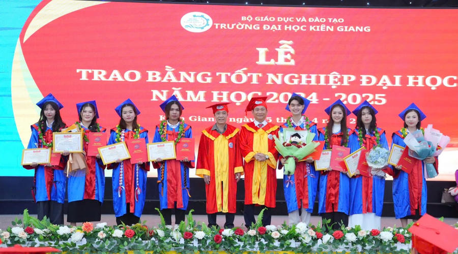 Lễ trao bằng tốt nghiệp năm học 2024-2025 tại Trường Đại học Kiên Giang.
