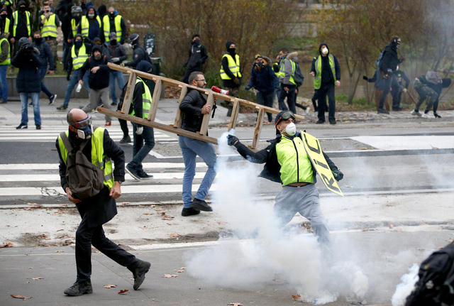 Đụng độ giữa người biểu tình và lực lượng cảnh sát cũng nổ ra gần nhà thờ Madeleine, cách Montmartre khoảng 2km.