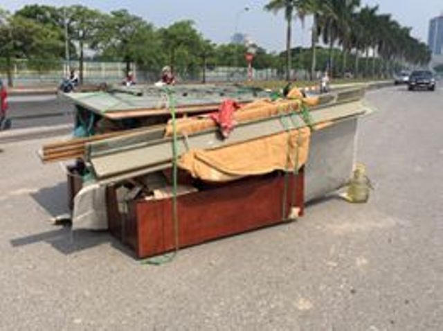 Tại hiện trường chiếc xe ba gác chở theo nhiều hàng hóa nằm nghiêng dưới lòng đường.