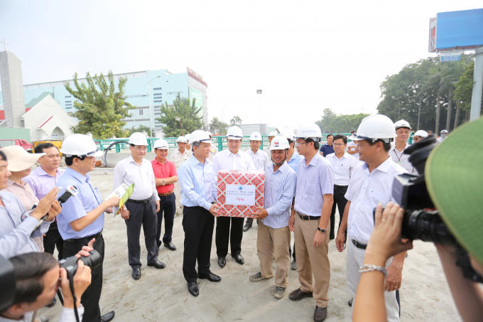 Lãnh đạo thành phố động viên công nhân thi công công trình.