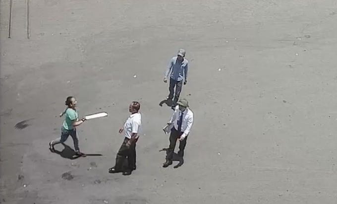 Nhóm côn đồ ngang nhiên đe dạo khi lãnh đạo bến xe ra ngăn cản.