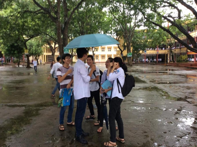 D&ugrave; l&agrave; cuộc thi quan trọng, căng thẳng nhưng c&aacute;c em th&iacute; sinh vẫn lạc quan, vui vẻ v&igrave; đ&atilde; c&oacute; sự chuẩn bị &ocirc;n tập kh&aacute; chu đ&aacute;o.