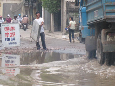 Vào những ngày mưa, đường biến thành ao. (Ảnh: Vietbao)