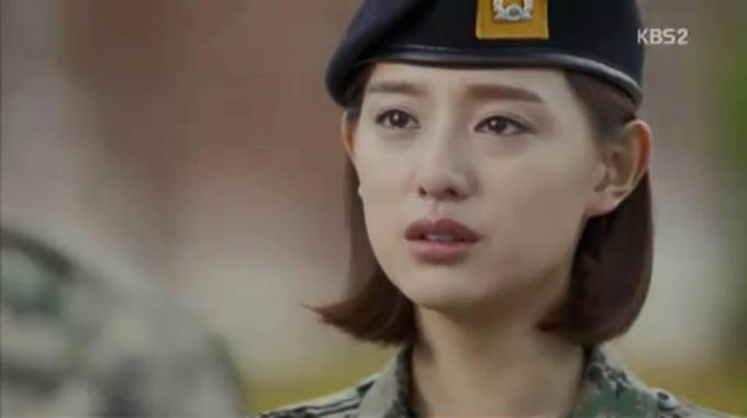 Hậu duệ mặt trời tập 13: Song Hye Kyo giật bắn mình, thảng thốt khi bạn trai bị thương nặng