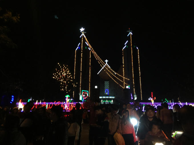 Không khí đêm Noen tại nhà thờ Phủ Cam.