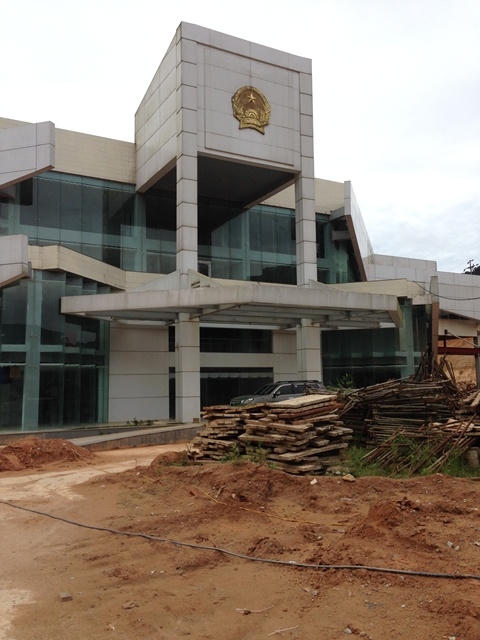 Tòa nhà đã phủ màu thời gian, dù chưa được bàn giao cho chủ đầu tư, chưa hoàn thành để sử dụng.