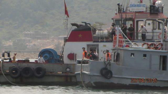 Chiếc tàu cá Trung Quốc được giải cứu vào bờ thành công.
