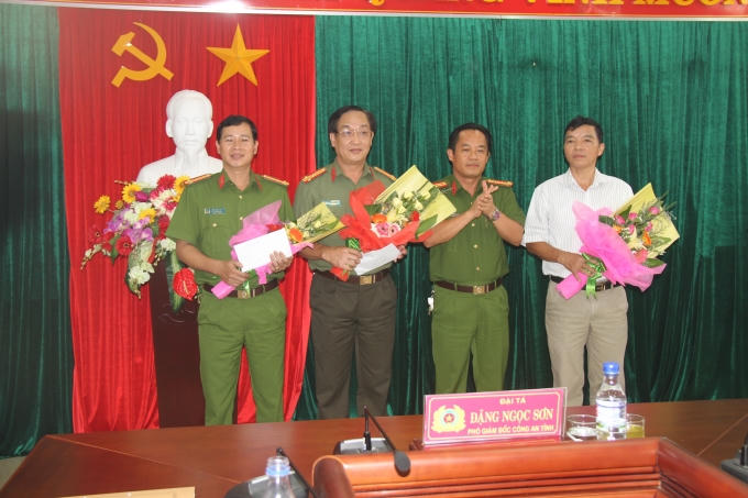 Đai tá Đặng Ngọc Sơn - PGĐ Công an tỉnh Thừa Thiên - Huế trao thưởng các đơn vị phá án. Ảnh QH