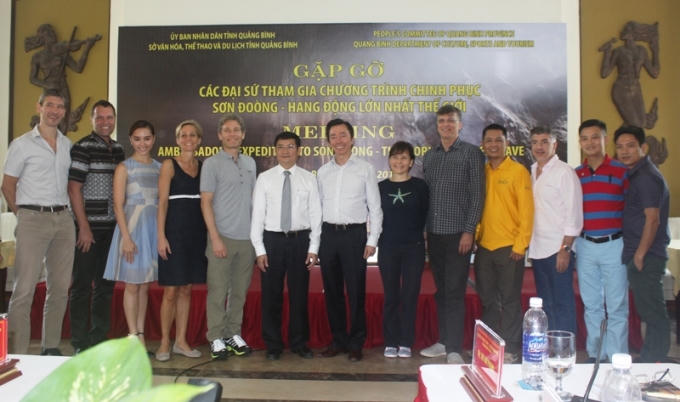 Đoàn Đại sứ chụp hình cùng lãnh đạo tỉnh Buảng Bình. Ảnh: Văn Ba.