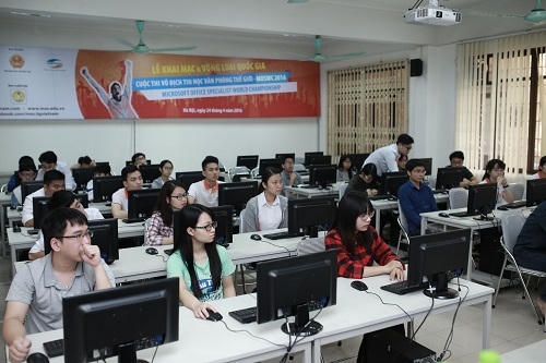 Các thí sinh ở khu vực phía Bắc tham dự vòng loại cấp quốc gia tại Học viện Ngân hàng.