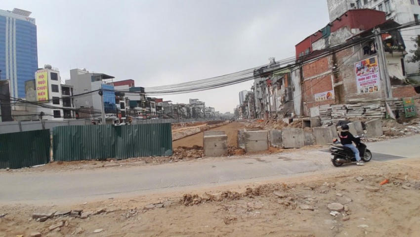Đoạn nút giao Nguyễn Chí Thanh nơi có cầu vượt bắc qua đang được thi công.