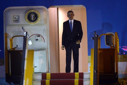 Tổng thống Mỹ Barack Obama bước ra từ chiếc chuyên cơ Air Force One tại sân bay Nội Bài. (Ảnh: Reuters)