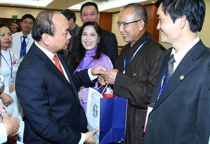 Thủ tướng trao quà đến tận tay từng kiều bào Việt Nam ở nước ngoài.