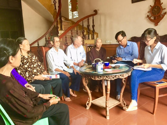 &nbsp;C&aacute;c cựu c&aacute;n bộ v&agrave; đảng vi&ecirc;n x&atilde; Ph&ugrave; Lưu Tế cung cấp th&ocirc;ng tin về b&agrave; Nguyễn Thị T&acirc;m cho ph&oacute;ng vi&ecirc;n.&nbsp;Ảnh: X.H