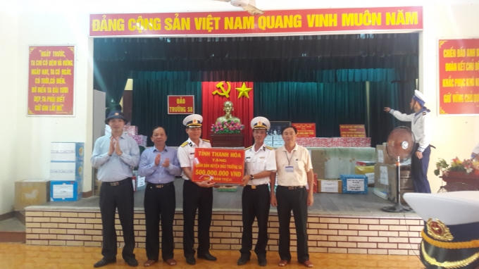 Ông Nguyễn Văn Phát, Trưởng ban Tuyên giáo Tỉnh ủy Thanh Hóa trao tặng quà đến người dân và các chiến sỹ ở Trường Sa.