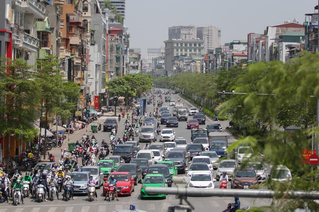 Những tuyến phố được phủ nhiều cây xanh như Xã Đàn cũng chỉ làm cho dịu mắt phần nào.