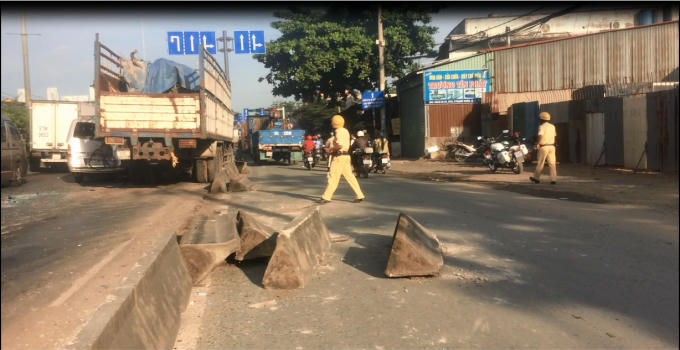 Dải phân cách nằm la liệt.
