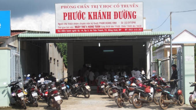 Rất đông người dân có mặt tại phòng khám chờ bốc thuốc.