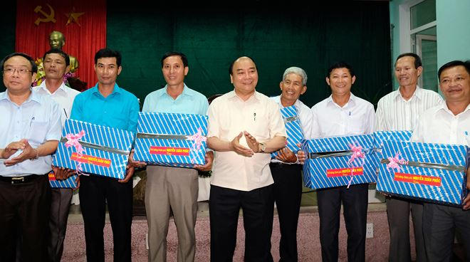 Thủ tướng tặng qu&agrave; b&agrave; con ngư d&acirc;n bị ảnh hưởng m&ocirc;i trường biển tại Thị trấn Thuận An.