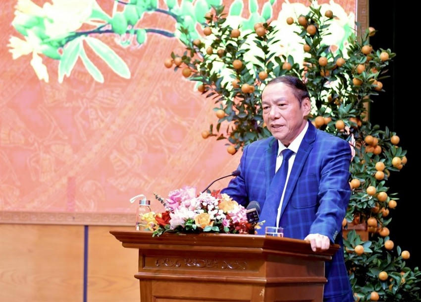 Bộ trưởng Bộ VHTTDL Nguyễn Văn Hùng lắng nghe những ý kiến chỉ đạo từ Thủ tướng Chính Phủ.