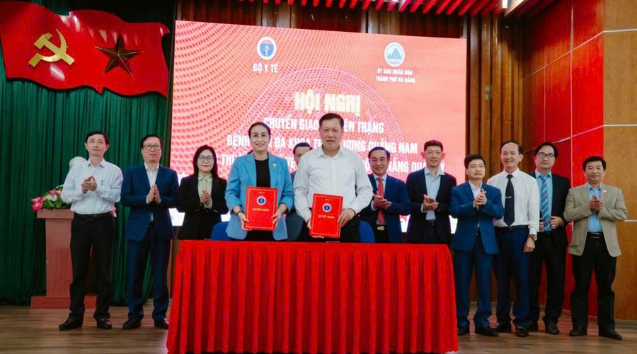 Thứ trưởng Bộ Y tế Đỗ Xuân Tuyên, Phó Chủ tịch UBND TP Đà Nẵng Nguyễn Thị Anh Thi thực hiện nghi thức chuyển giao và tiếp nhận quản lý Bệnh viện Đa khoa Trung ương Quảng Nam. (Ảnh: Bộ Y tế)