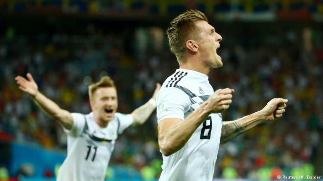Toni Kroos đã có pha ghi bàn đẹp mắt ở phút bù giờ thứ 5. Ảnh: Reuter.