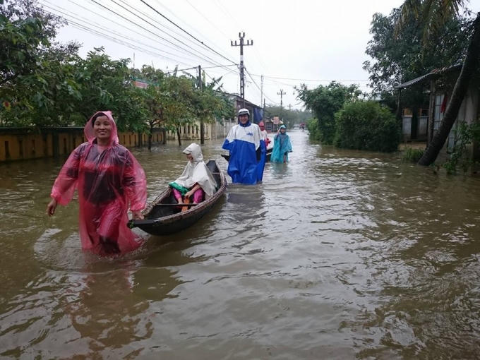 Phương tiện đi lại chủ yếu của người dân ở vùng thấp trũng trong những ngày này ở Thừa Thiên Huế.