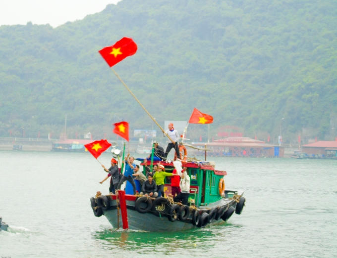 Khán giả hò reo phấn khích.