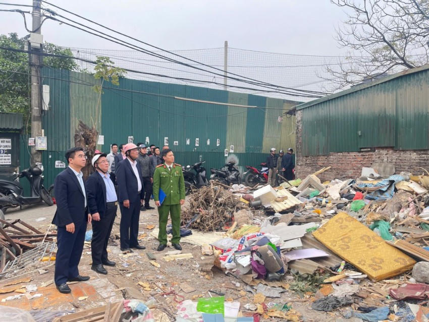 Ông Võ Đăng Dũng - Bí thư Đảng uỷ, Chủ tịch HĐND phường và ông Nguyễn Sỹ Đoàn - Phó bí thư Đảng uỷ - Chủ tịch UBND phường trực tiếp xuống hiện trường vận động các gia đình và cá nhân.