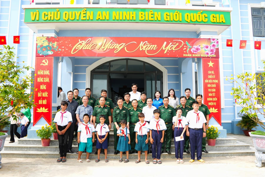 Không khí đón Xuân và chăm lo đời sống Nhân dân, học sinh trên đảo Hòn Chuối.