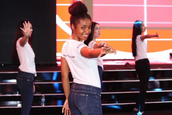 Ngắm nhìn thí sinh Hoa hậu Hoàn vũ Việt Nam miệt mài tập luyện cho phần thi đêm Bán kết