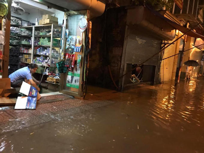 Người dân tát nước ngập vào nhà.