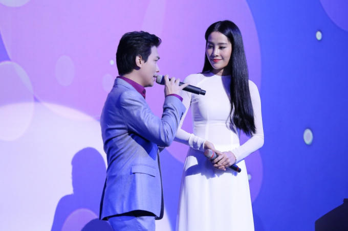 Hai ngọc nữ Bolero Nam Em - H&agrave; Thu g&oacute;p giọng trong liveshow Mạnh Quỳnh