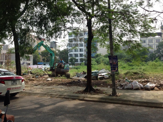 Các đối tượng ngang nhiên dùng máy húc đổ hàng trăm mét hàng rào tôn gây thiệt hại lớn cho Công ty Tu Tạo (Ảnh chụp ngày 21/9).