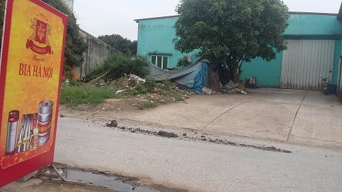 Khu đất mà mẹ ông Vũ Duy Hân – Chủ tịch xã Hồng Nam đã bán có diện tích khoảng 730 m2 hiện nằm ngay mặt đường lớn và đã được xây dựng nhà xưởng.