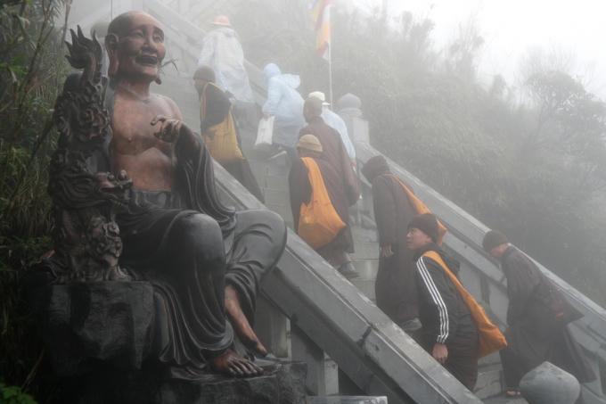 Các đoàn tăng ni phật tử ghé thăm Fansipan.