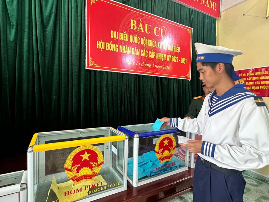 Cử tri là chiến sĩ Hải quân thực hiện bỏ phiếu tại khu vực bầu cử trên đảo Trần.