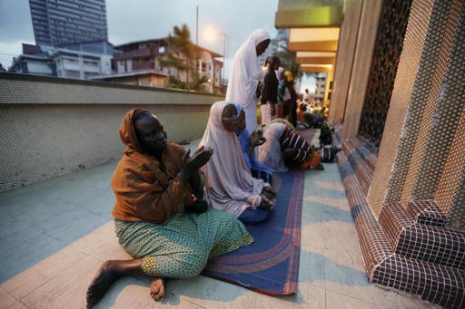 Tín đồ Hồi giáo Nigeria cầu nguyện trong ngày đầu tiên của tháng lễ Ramadan tại nhà thờ Hồi giáo ở Lagos. (Ảnh: AP/Sunday Alamba)
