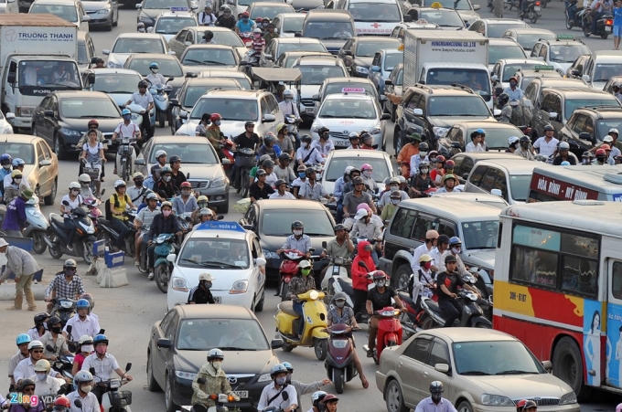 Hạ tầng yếu kém, quy hoạch thiếu đồng bộ, chưa hoàn chỉnh và việc ý thức chấp hành luật lệ của người tham gia giao thông chưa tốt là những vấn nạn khó giải đối với giao thông Hà Nội nhiều năm qua. Ảnh: Hoàng Hà.