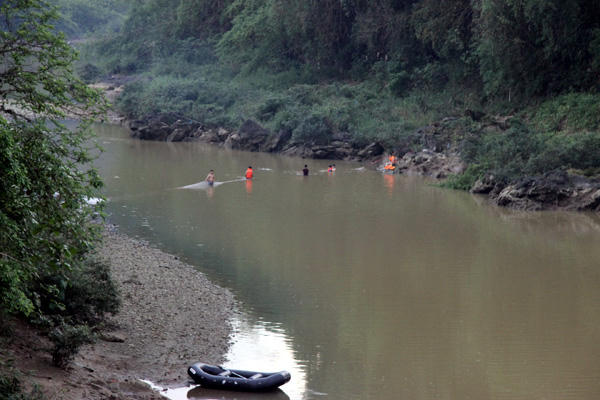 Lực lượng chức năng địa phương đang tích cực tìm kiếm thi thể cháu H. (ảnh: Báo Hà Giang)