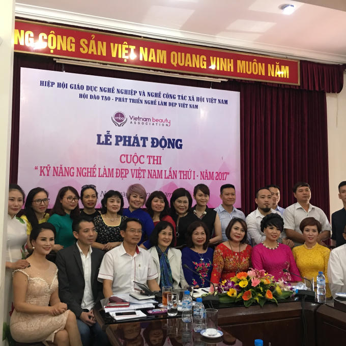 Thành viên BTC là những "tay nghề" giỏi từng tham dự tay các cuộc thi nghề làm đẹp tại ASEAN.       Ảnh: Thu Thủy.