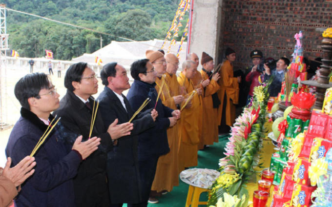 Các Đại biểu dâng hương tại buổi lễ.