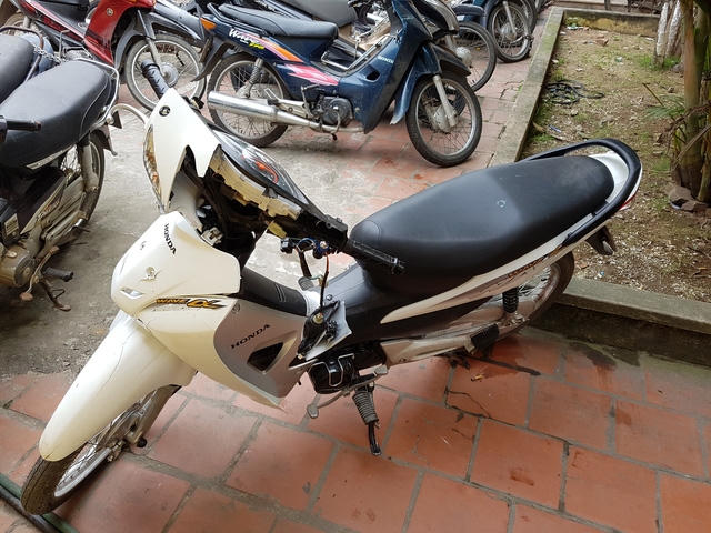 Chiếc xe máy gây tai nạn được đưa về trụ sở cơ quan công an. ( Ảnh Bá Đoàn).