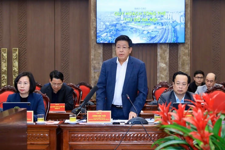 Phó Chủ tịch Thường trực UBND Thành phố Hà Nội Dương Đức Tuấn báo cáo làm rõ Quy hoạch tổng thể Thủ đô.